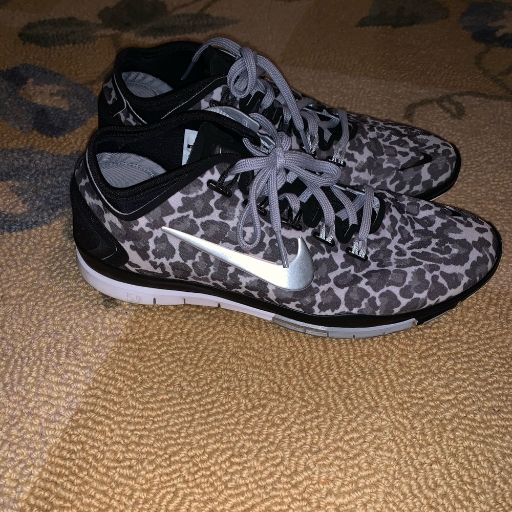 Women’s 8.5 sneakers